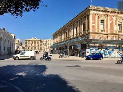 La facciata frontale si apre su piazza del Ferrarese, luogo da sempre deputato a mercato cittadino, visto che anche la dirimpettaia Sala Murat un tempo ospitava bancarelle che vendevano derrate alimentari.